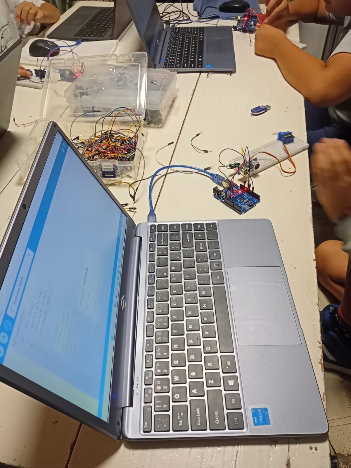 Clase presencial de tecnología en Roldán